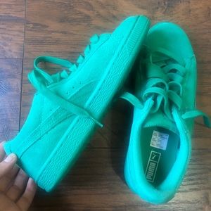 Green classic suede pumas